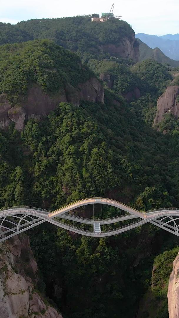 浙江神仙居景区航拍5A网红打卡如意桥视频视频的预览图