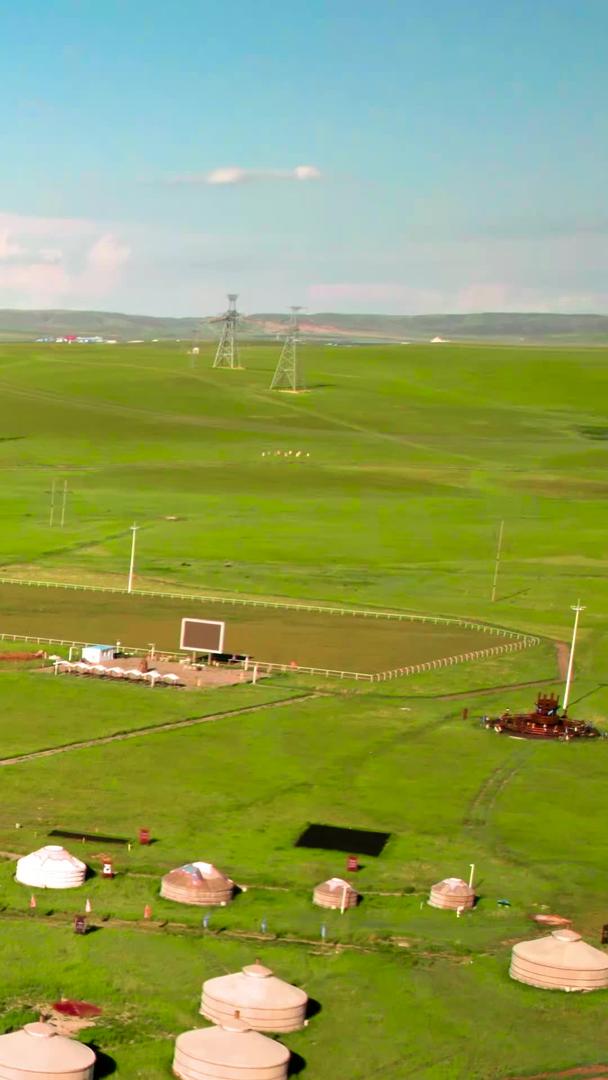 5k航拍夕阳下的草原和散落在草原上的蒙古包视频的预览图