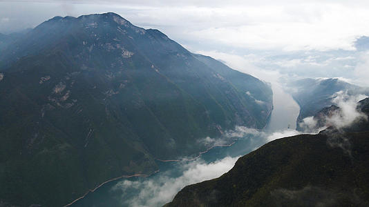 4K航拍长江三峡之巅云雾缭绕视频的预览图