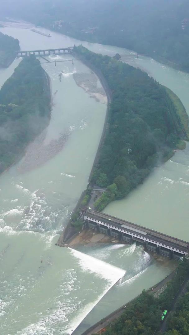 都江堰水利工程和旅游景点在航拍云下视频的预览图