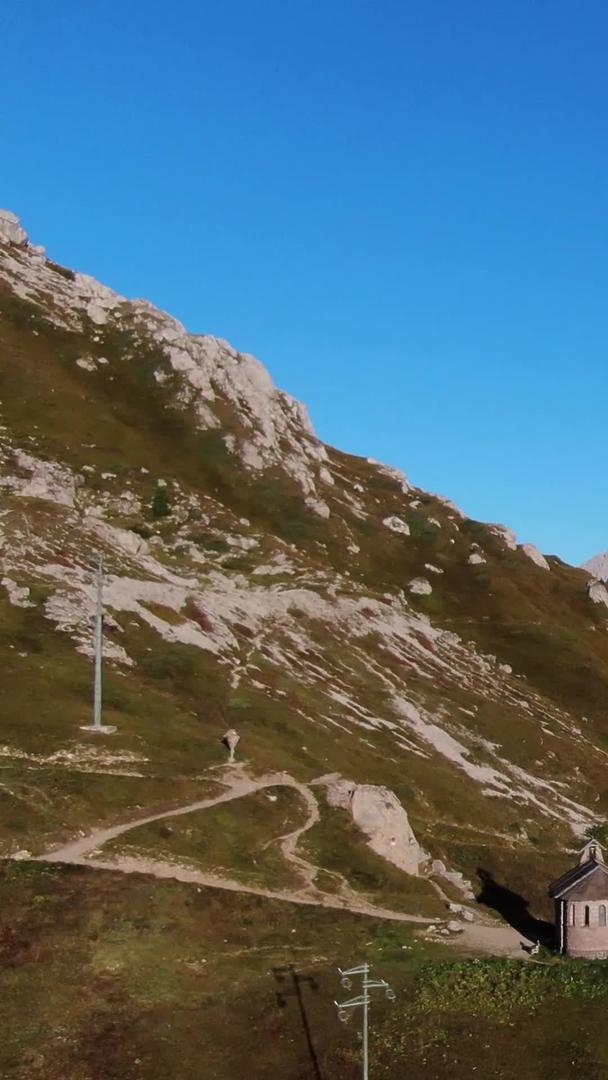 欧洲意大利多洛米蒂山区无人机航拍阿尔卑斯山自然风光视频的预览图