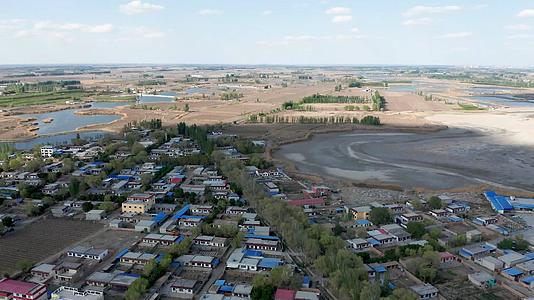 新疆农村农田水塘鱼塘民宅航拍素材背景视频的预览图