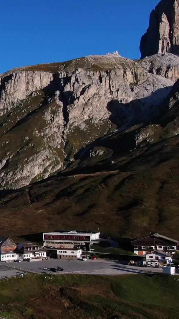欧洲意大利多洛米蒂山区无人机航拍阿尔卑斯山自然风光视频的预览图
