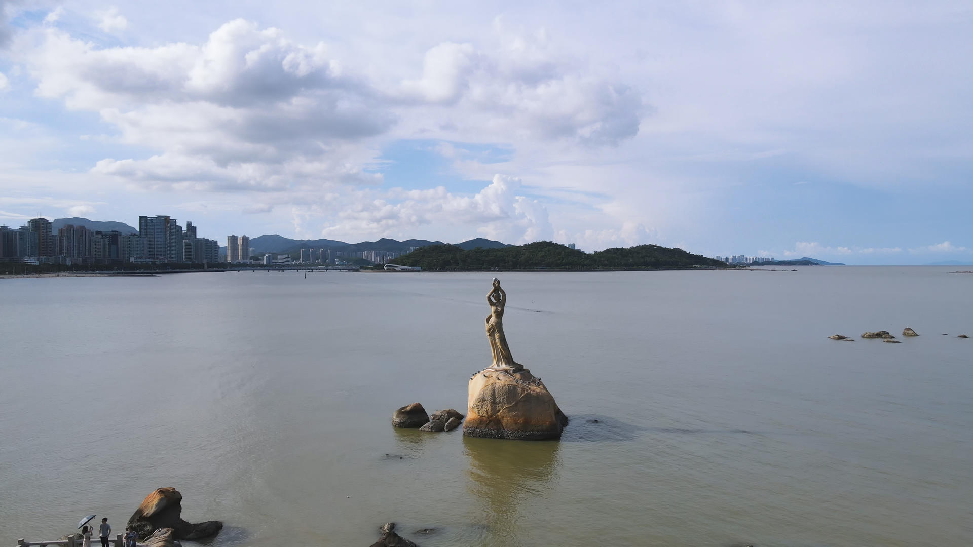 航拍珠海市的象征地标珠海渔女海景4k素材视频的预览图