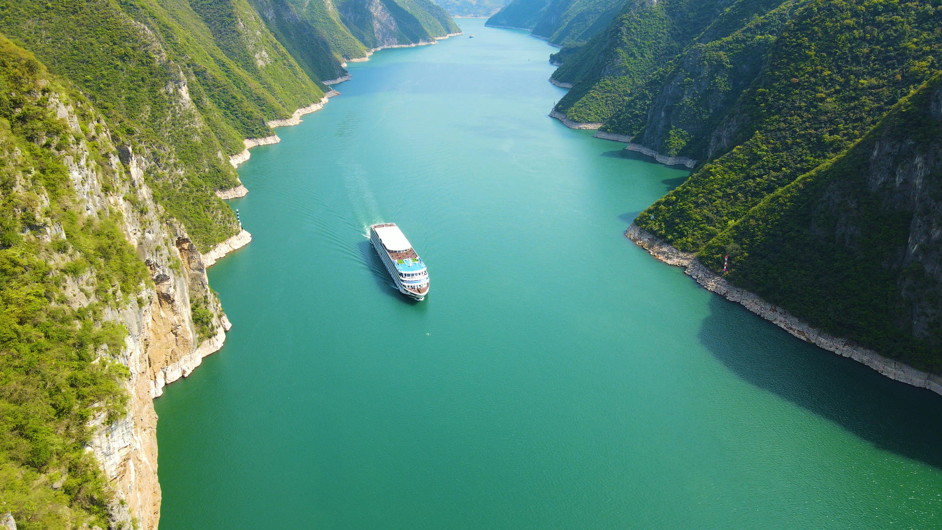 4K航拍长江游轮驶过峡谷视频的预览图