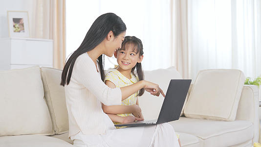 4k居家母女看笔记本电脑教学在线教育视频的预览图