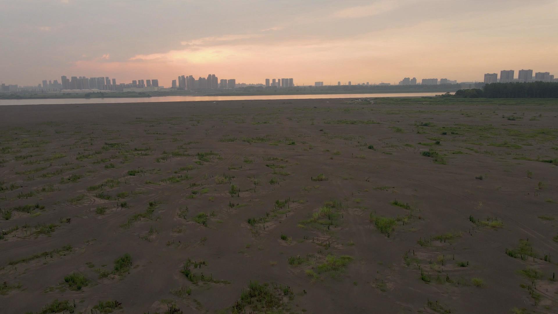 航拍日落时分的城市和沙洲视频的预览图