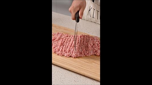 竖屏升格剁肉馅视频的预览图