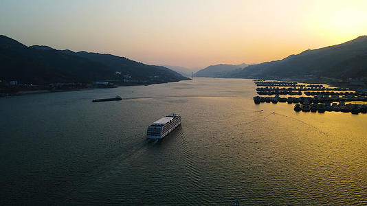 4K航拍夕阳下轮船驶过奉节长江港口视频的预览图