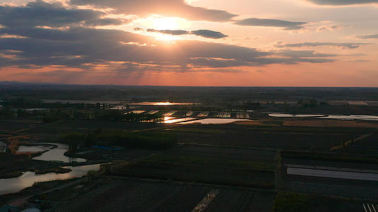 新疆农业农田航拍素材日落火烧云视频的预览图