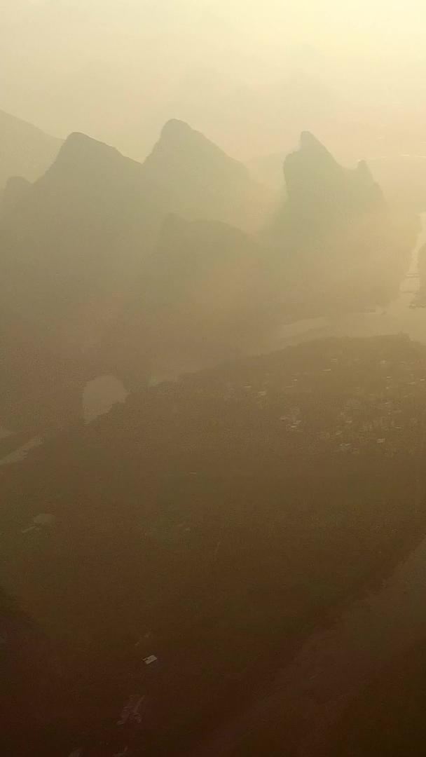 桂林风景在晨雾下视频的预览图