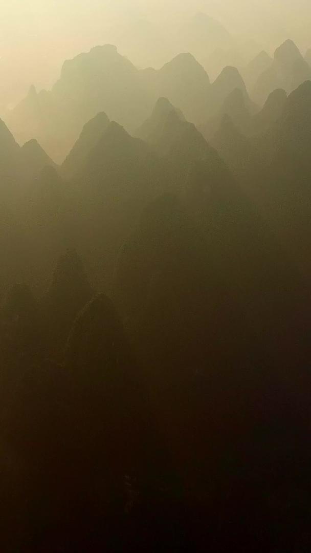 桂林风景在晨雾下视频的预览图