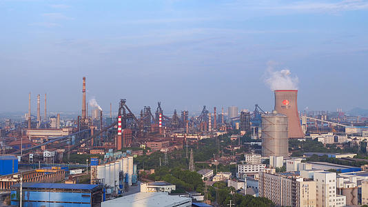 航拍宝武钢铁工厂环境环保节能清洁能源冒着烟的巨大的烟囱素材视频的预览图