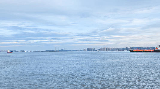 汕头海滨长廊过往的船只视频的预览图