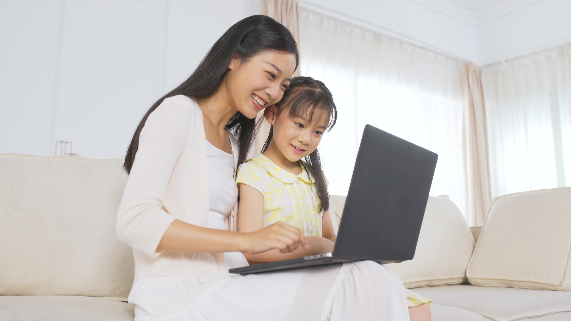 4k看笔记本电脑的居家母女学习在线教育视频的预览图