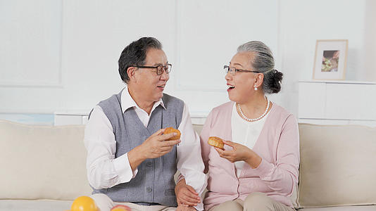 4k老年夫妻在家吃月饼视频的预览图
