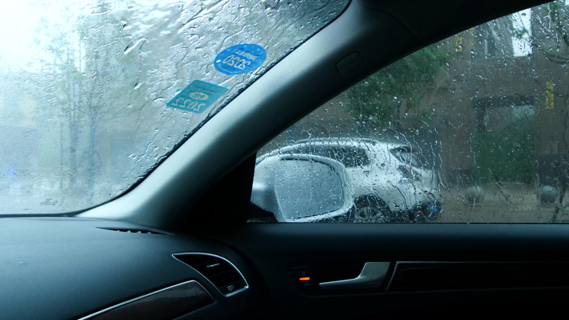 4K暴雨中的车辆雨中行车车窗外的雨滴大雨滂沱雨刷视频的预览图