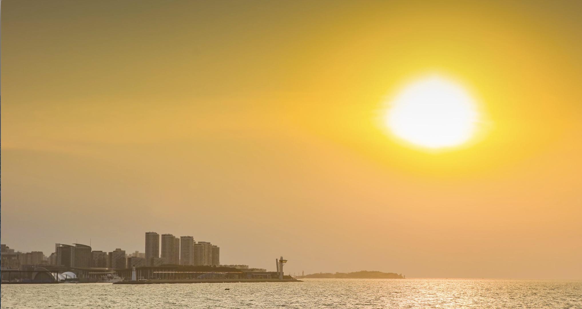 8K大海日出与城市远景视频的预览图