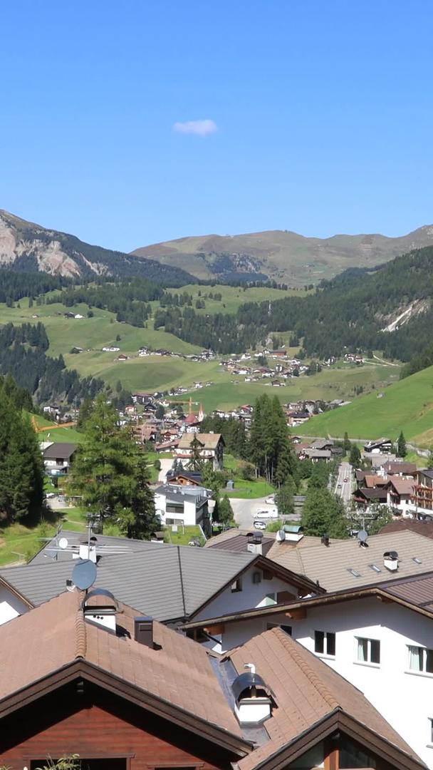 阿尔卑斯山谷小乡村实拍视频视频的预览图