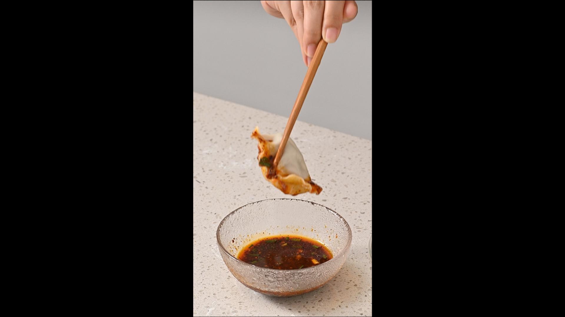 竖屏升格饺子蘸料视频的预览图