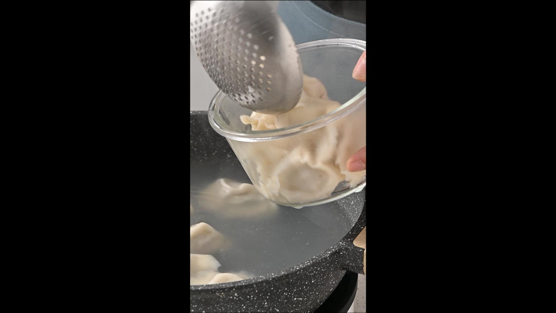 竖屏升格捞饺子出锅视频的预览图