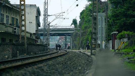4k实拍街景行人穿越铁路视频的预览图