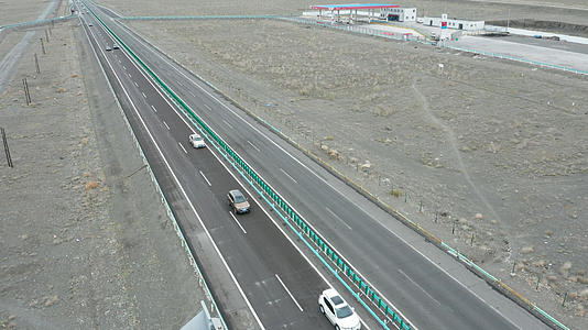 高速公路加油站航拍视频的预览图