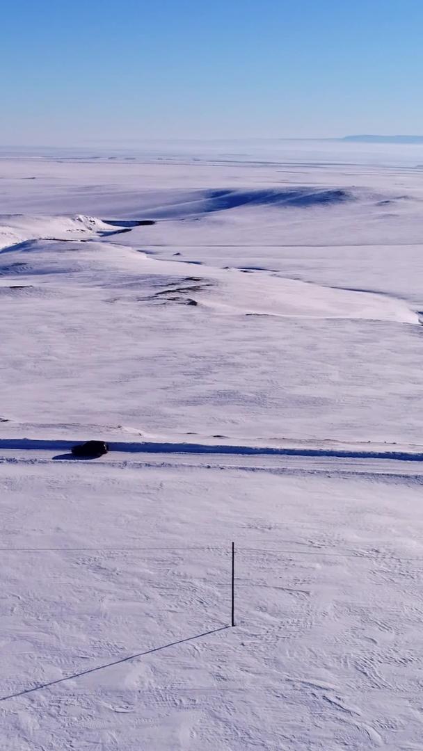 日出雪地里奔驰的汽车视频的预览图