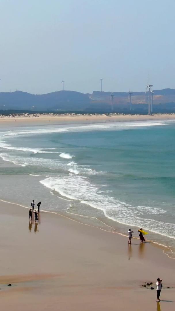 海滩海滩海滨海浪风车视频视频的预览图