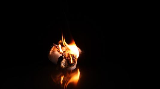 燃烧的棉花视频的预览图