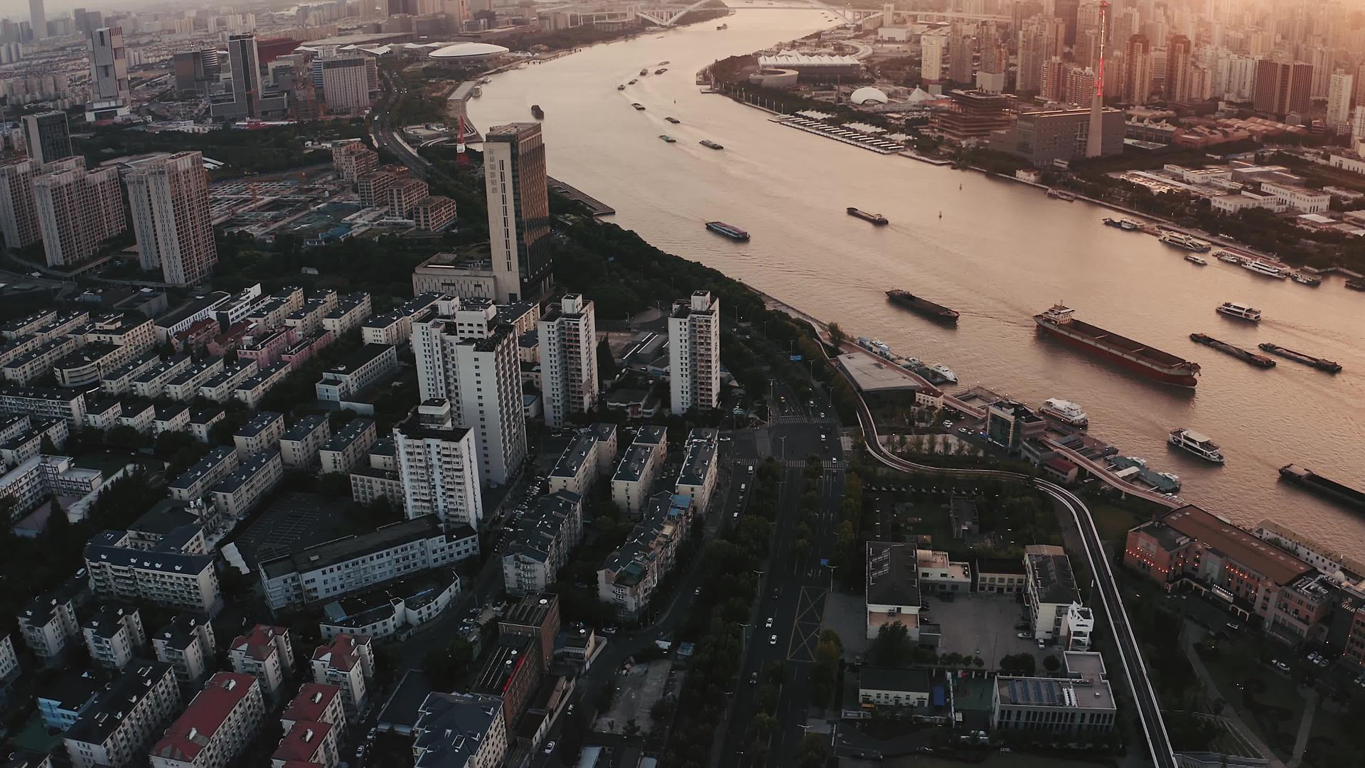 晚上4K航拍时间上海城市交通视频的预览图