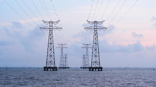 4K海上电力输送铁塔视频的预览图