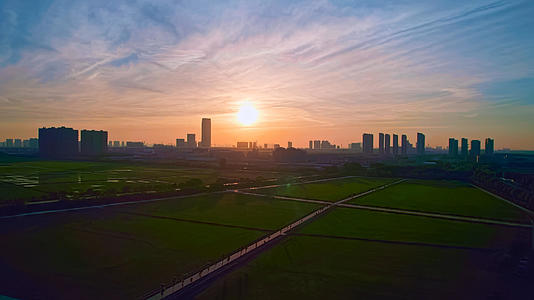 4K唯美航拍杭州城市公园朝霞风光视频的预览图