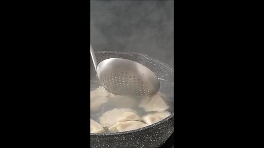 竖屏升格煮饺子下饺子视频的预览图