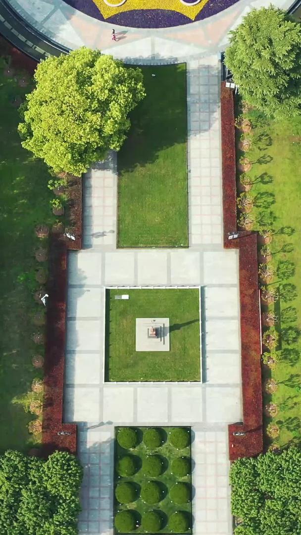 航拍拍摄城市风景辛亥革命孙中山雕像纪念广场素材视频的预览图