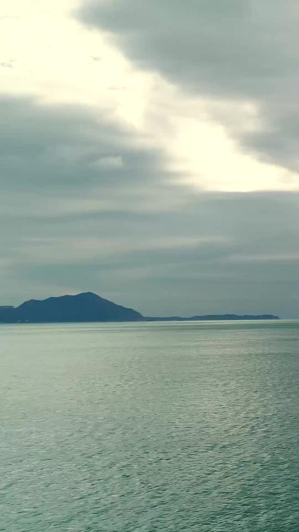 海上快艇广阔的海洋和阳光航拍视频的预览图