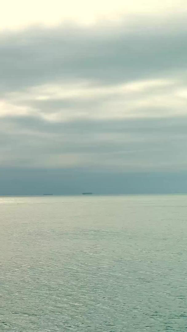 海上快艇广阔的海洋和阳光航拍视频的预览图