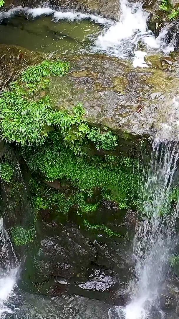 户外瀑布水流航拍特写视频的预览图