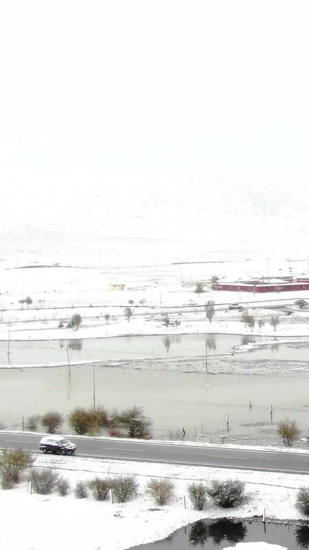 草原村被大雪覆盖的航拍视频视频的预览图