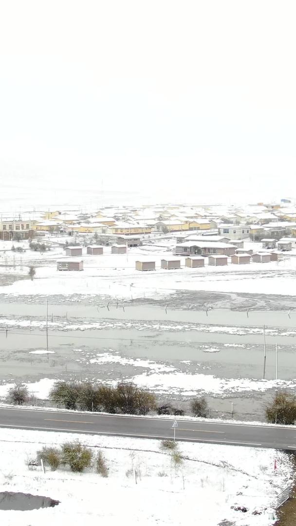草原村被大雪覆盖的航拍视频视频的预览图