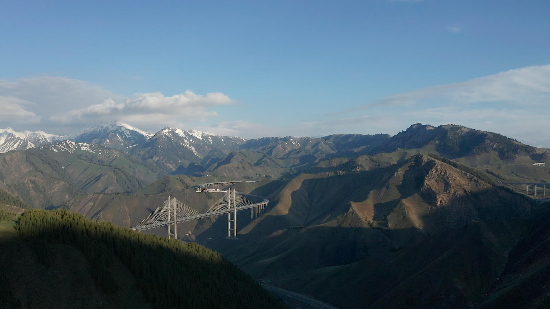 新疆天山果子沟大桥航拍全景旅游风景视频的预览图