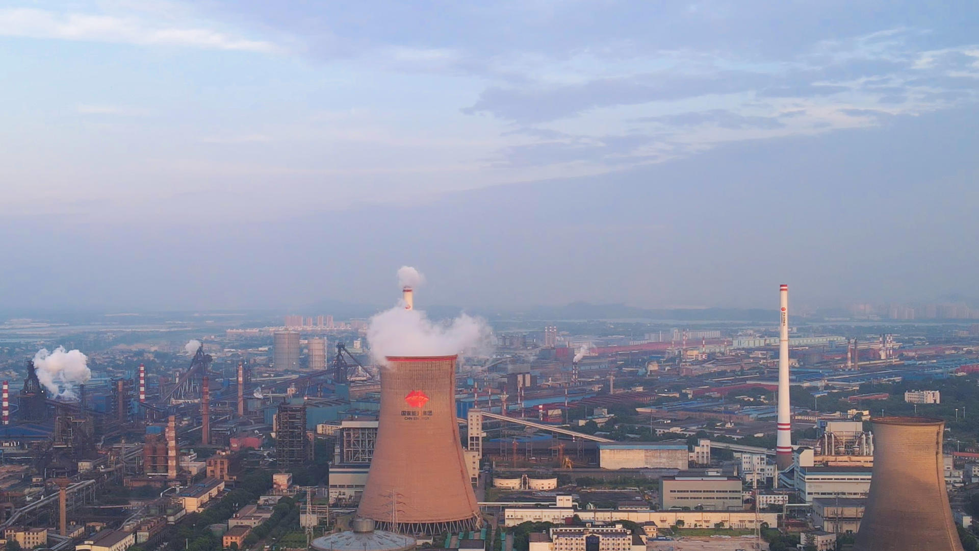 航拍宝武钢铁公司环境环保节能清洁能源冒着烟的工业工厂巨大的烟囱素材视频的预览图