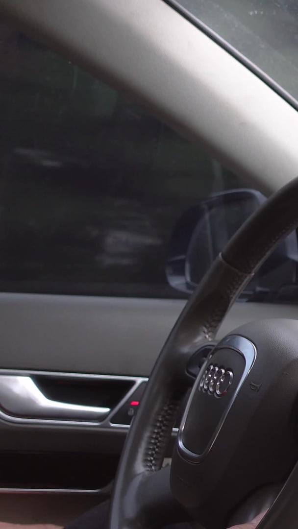 在高度道路上操纵方向盘的汽车驾驶员素材视频的预览图