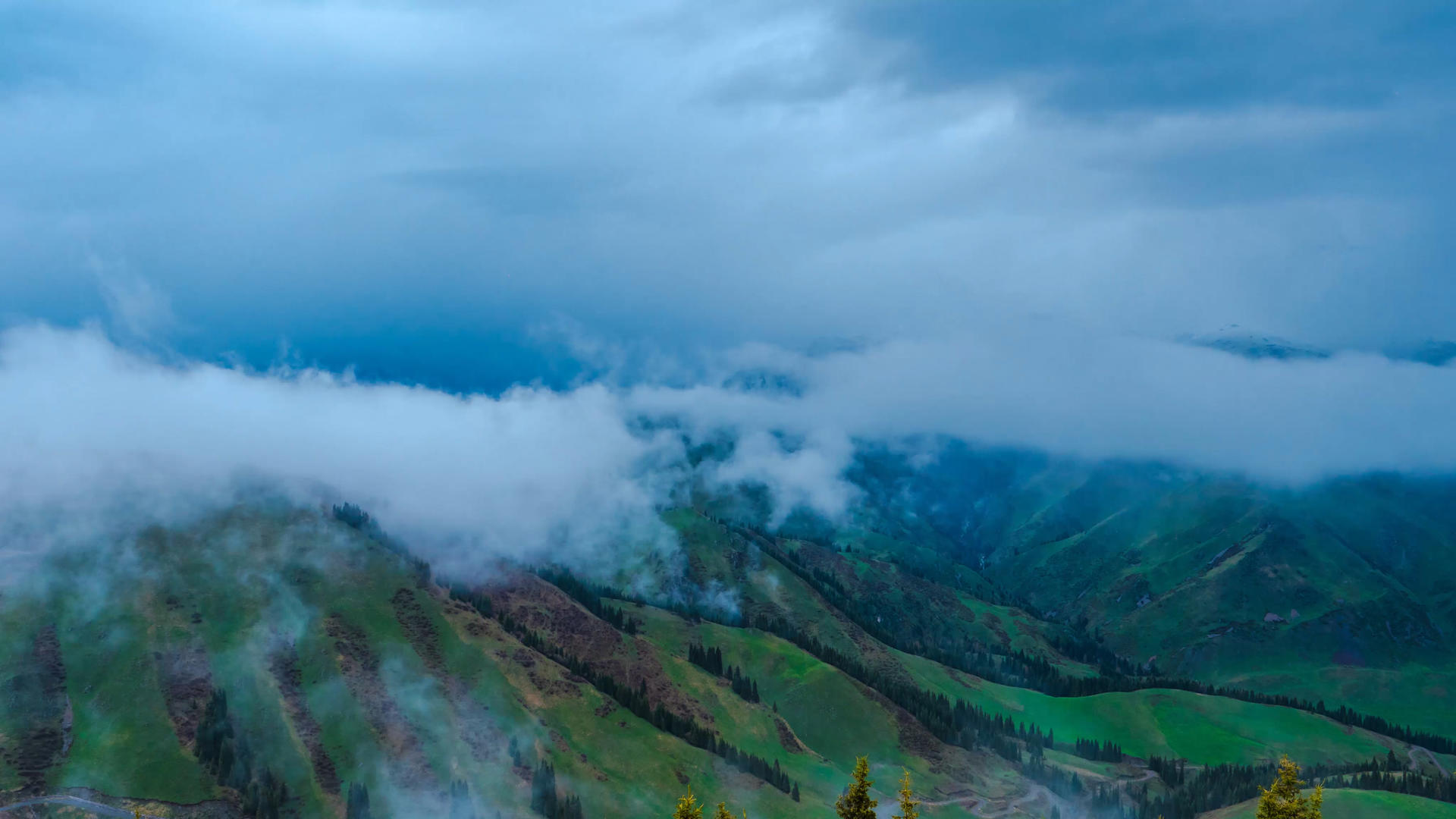 4k山脉春夏风景云雾延时视频的预览图