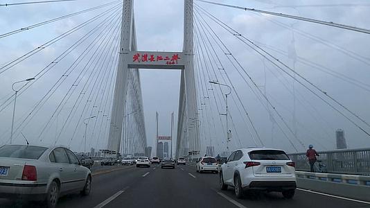 行车视角武汉长江二桥和武汉大道延时视频视频的预览图