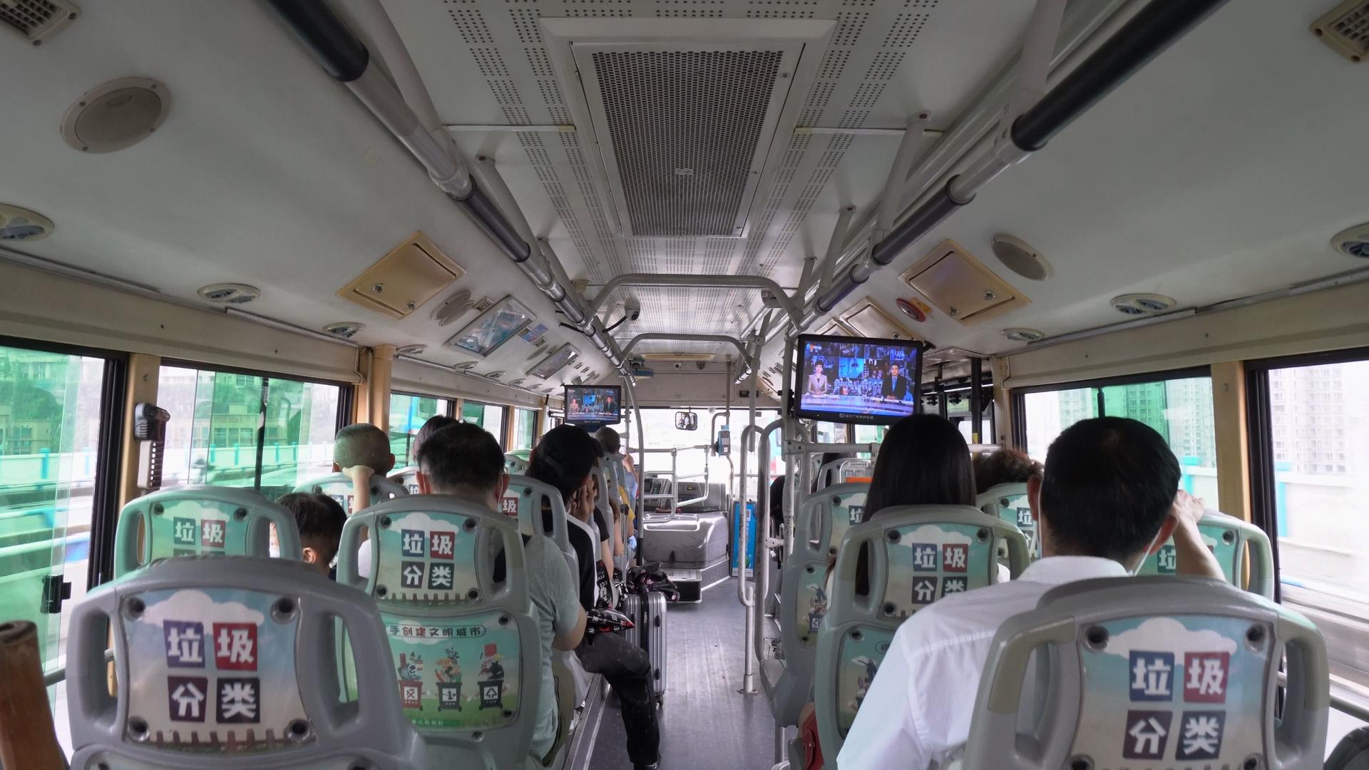 公交车上乘客视频的预览图