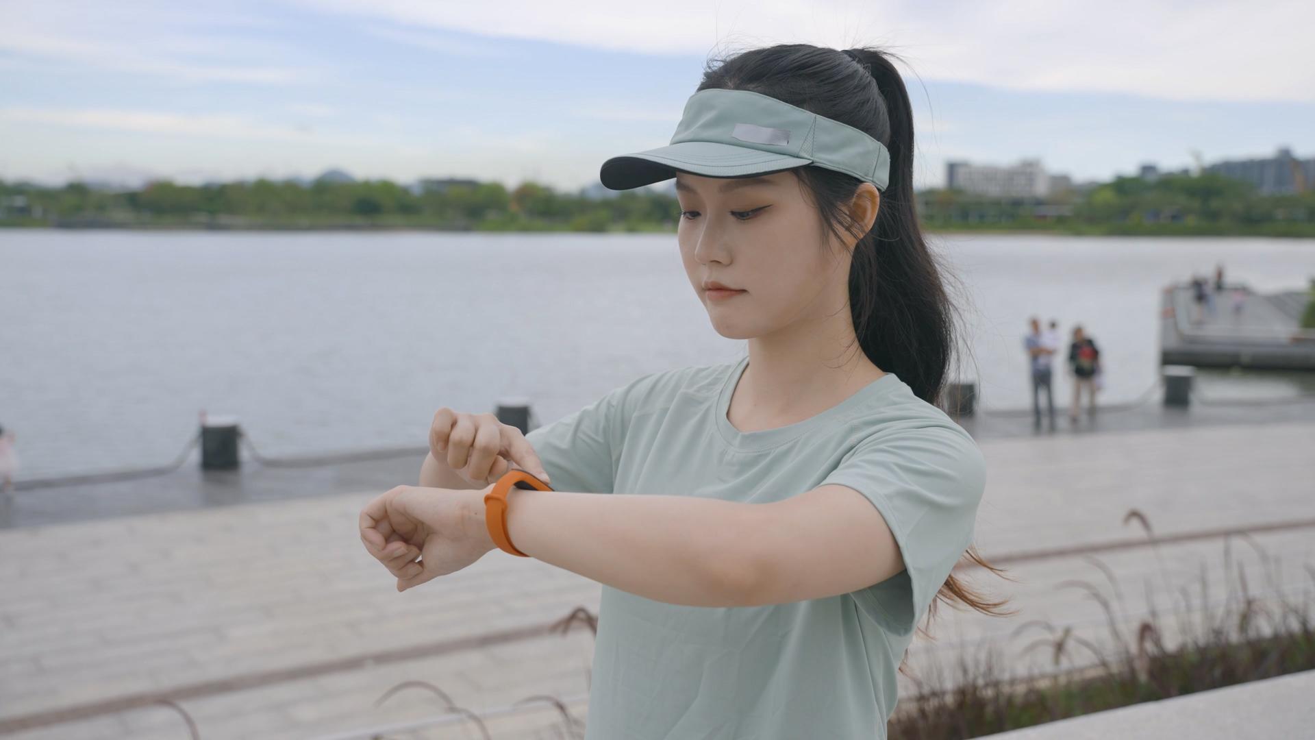 4k年轻女性智能手环运动体育锻炼身体运动视频的预览图