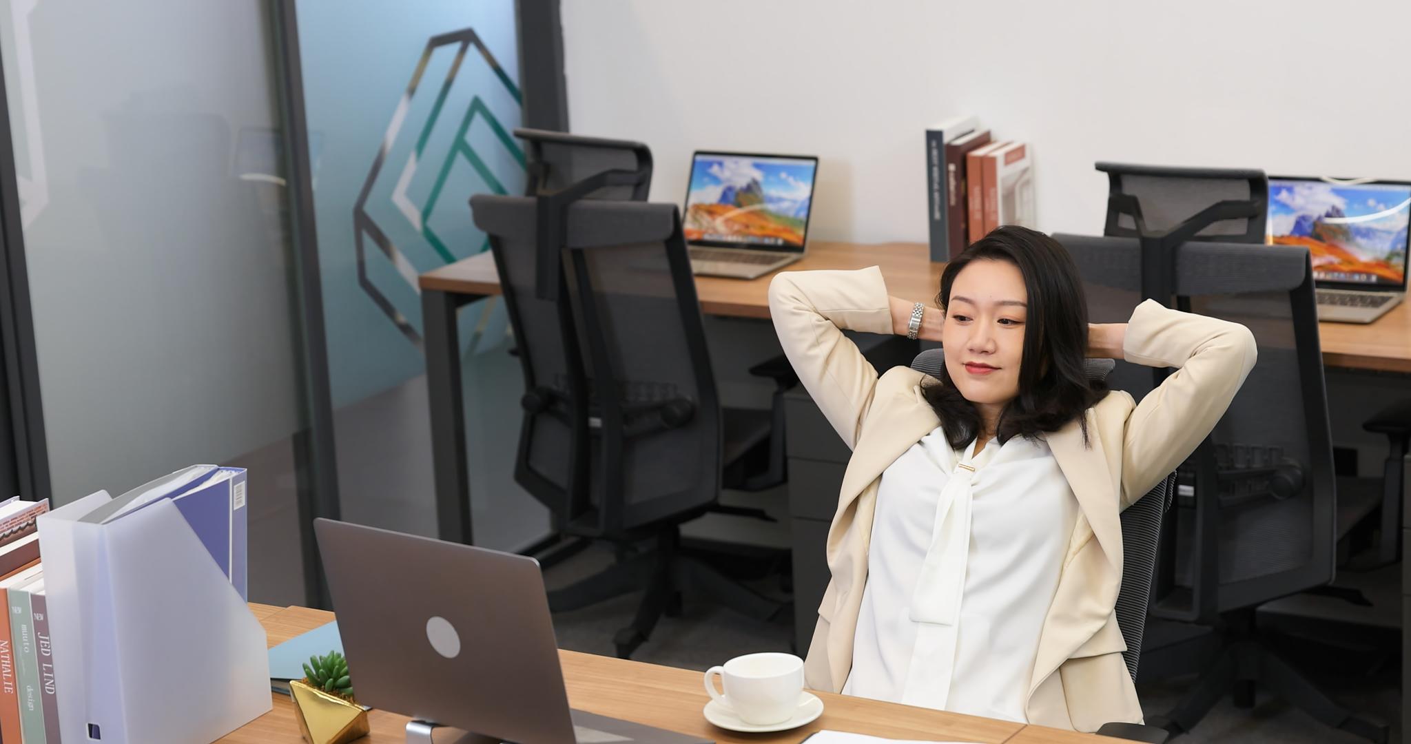 【企业】女职员在工位上放松休息视频的预览图