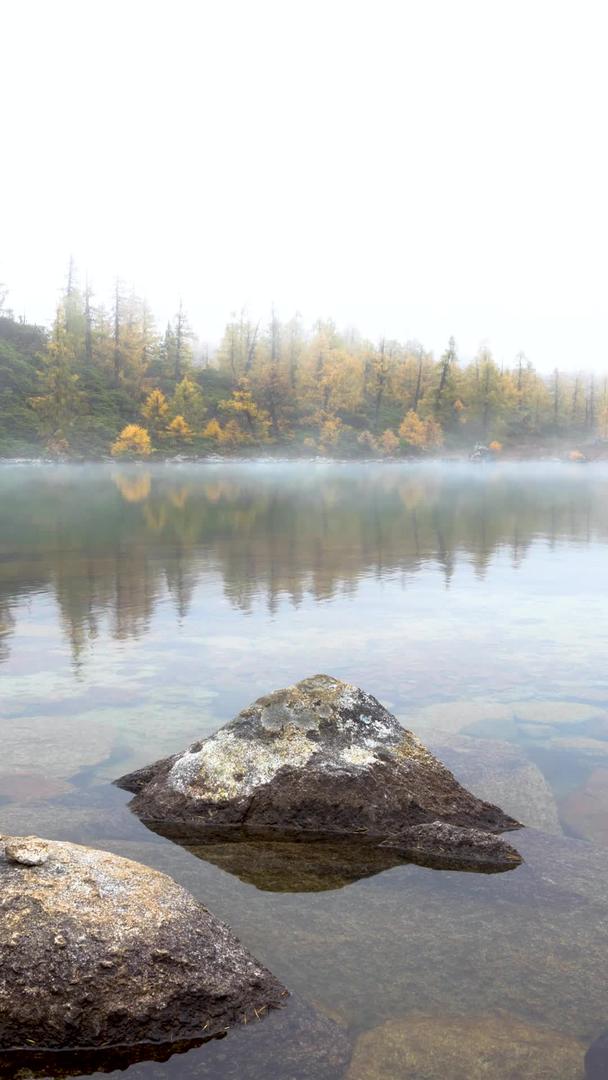 秋季川西高原高海拔湖泊葫芦海晨雾延迟视频视频的预览图