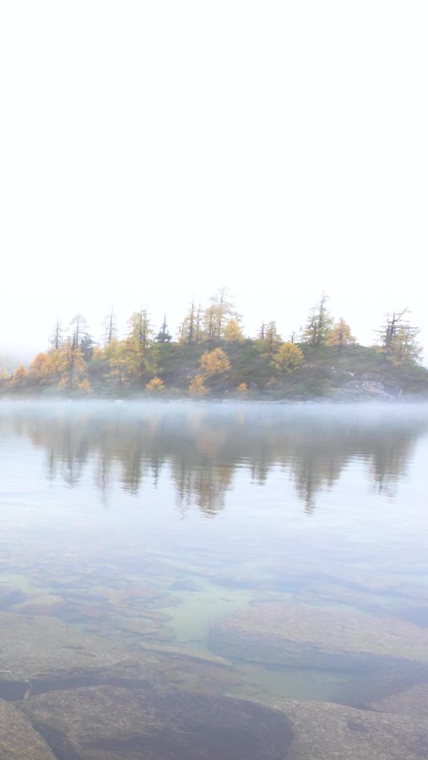 秋季川西高原高海拔湖泊葫芦海晨雾延迟视频视频的预览图